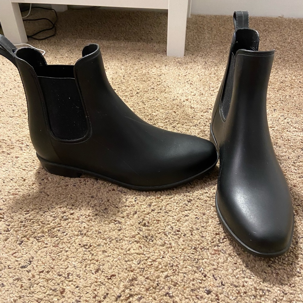 Black ankle rain boots